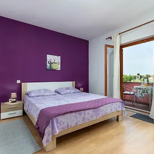 sunny-apartment-valbandon.pula-hotels.org/